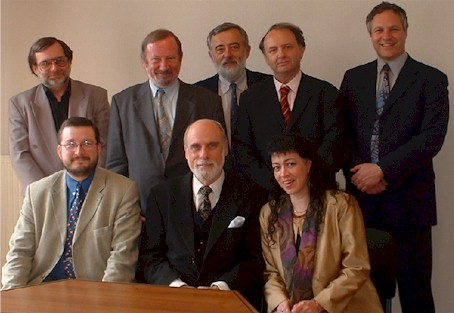 Vint Cerf et le Comit excutif de l'ISOC Wallonie : Andr Rombauts, le prsident Jacques Berleur, Jean-Louis Dethier, Richard Delmas, Paul Ficheroulle, Eric Tomson et Marie-Anne Delahaut. (Photo Jean-Franois Potelle, Institut Jules-Destre)