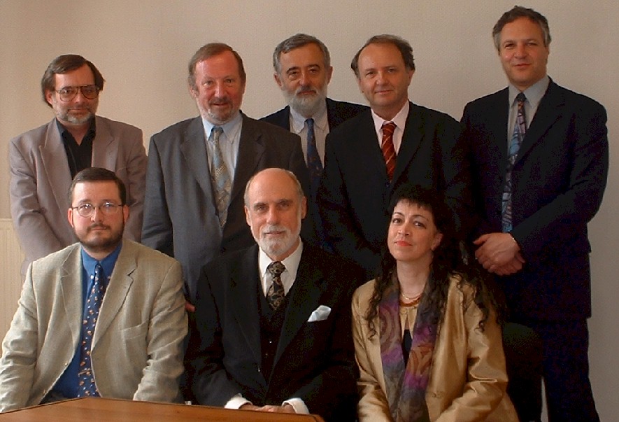 Vint Cerf et le Comit excutif de l'ISOC Wallonie : Andr Rombauts, le prsident Jacques Berleur, Jean-Louis Dethier, Richard Delmas, Paul Ficheroulle, Eric Tomson et Marie-Anne Delahaut. (Photo Jean-Franois Potelle, Institut Jules-Destre)