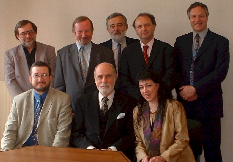 Vint Cerf et le Comit excutif de l'ISOC Wallonie : Andr Rombauts, le prsident Jacques Berleur, Jean-Louis Dethier, Richard Delmas, Paul Ficheroulle, Eric Tomson et Marie-Anne Delahaut. (Photo Jean-Franois Potelle, Institut Jules-Destre)