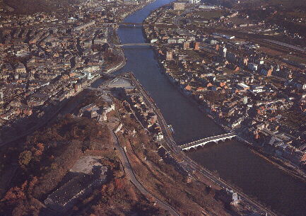 Namur : vue arienne du Confluent entre la Sambre ( gauche) et la Meuse. Le premier pont sur le fleuve est le Pont de Jambes (XIme sicle). (Photo : http://ibelgique.ifrance.com/namuroise/ville/ville.htm)